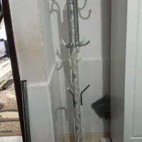 جا لباسی ایستاده