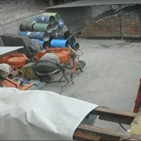 کارگر و فروشنده آقا در کارگاه تجهیزات ساختمانی