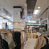 فروشنده پوشاک خانم مجرد
