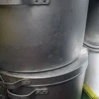 تعدادی قابلمه بزرگ