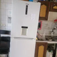 یک ماشین لباس شویی یخچال فریزر