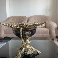 کنار سالنی پایه دار بلند و آجیل خوری رو میزی
