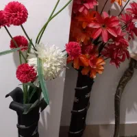 ۳ شاخه گُل مصنوعی به همراهِ ۲ عدد گلدان.شیک و زیبا