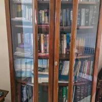 کتابخانه و قفسه چوبی