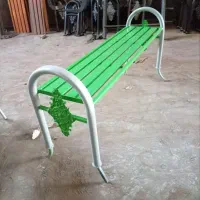 نیمکت و سطل زباله
