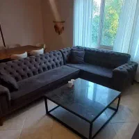 مبلمان چستر  و میز جلو مبلی  سنگ‌گرانیت