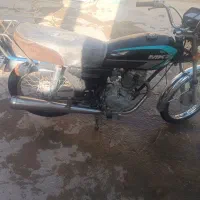 موتور سیکلت فروشی لاستیک عقب جلو تازه عوض کردم