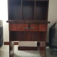 میز تحریر و کتابخانه