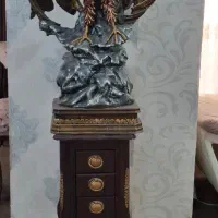 مجسمه عقاب ب همراه میز