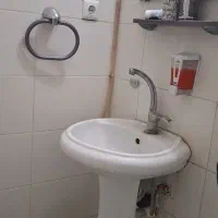 روشویی وآیینه وشیر