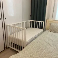 تخت کنار  مادر کودک