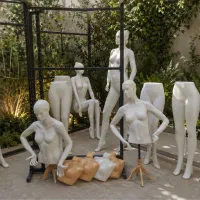 مجموعه ایی از تندیس رگال و مانکن ایستاده