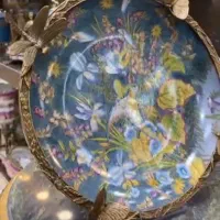 دو عدد بشقاب دیواری برنز و چینی