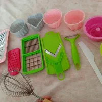 تعدادی ظرف آشپزخانه
