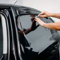 نصب برچسب شیشه دودی خودرو در پارکینگ شما