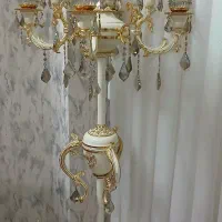 آباژور ایستاده کنارسالنی شیک