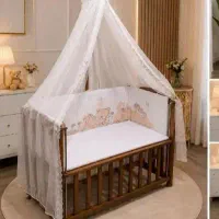 گهواره و  تخت چوبی کنار مادر