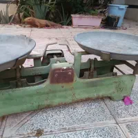 ترازو دو کفه ای و  چهار تا سنگ