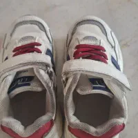 کفش و لباس بچه
