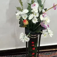 گلدان با گلهاش