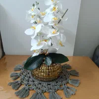 گل مصنوعی به همراه گلدان