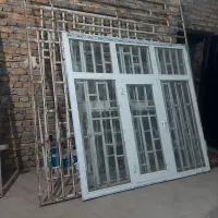 حفاظ.پشت پنجره.پنجره .درب حیاط و