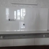 باکس و تخته پشت تلویزیون
