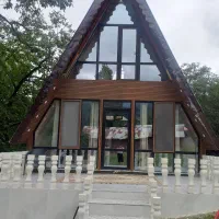 کلبه سویسی دنج در دل استخرگاه