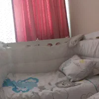 تخت کنار مادر