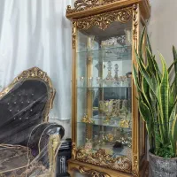 ویترین چوبی طلایی