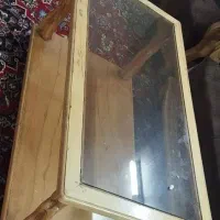 میز چوبی با صفحه شیشه ایی