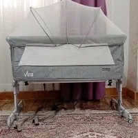 تخت نوزاد کنار مادر
