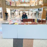 خانم نیمه‌وقت کاردرغرفه کتاب نزدیک منطقه سکونت شما