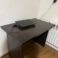 میز تحریر چوبی و صندلی چرخدار