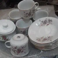 ظروف گل سرخی و قالیچه دستباف