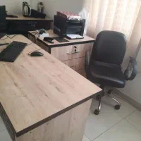 یک عدد صندلی چرخ دار