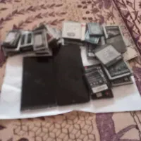 تعدادی گوشی و باطری فروشی