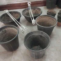 گلدان سفالی و پلاستیکی