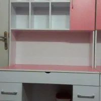 میز تحریر  و کتابخانه