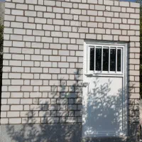 نقاشی ساختمان در پنجره