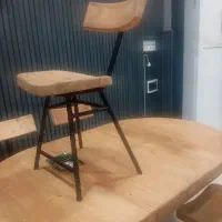 صندلی چوبی با پایه فلزی