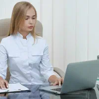 منشی کلینیک زیبایی و‌ لیزر