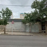 ویلایی-بزرگ-2طبقه-با-حیاط-دلباز-و-تمیز
