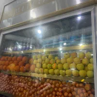 به یک فروشنده  اقا برای اب میوه بستنی نیازمندیم