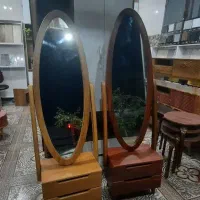 میز و ایینه قدی