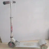 یک عدد اسکوتر  و یک جفت اسکیت