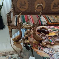 دو عدد قو یک عدد اسب و یک عدد شکلات خوری