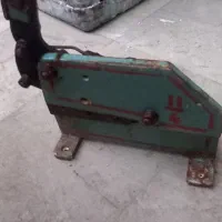 قیچی ورق بر رومیزی درحدنو