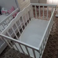 تخت و گهواره چوبی کنار مادر