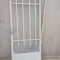 درب آهنی همراه با چهار چوب